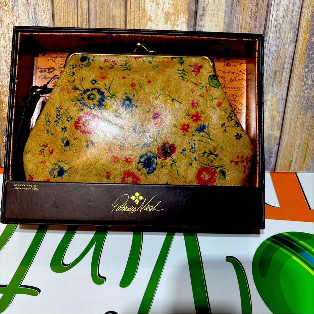 Patricia Nash Savena Leather Wristlet Vintage Victorian Garden Print NWT & Box
